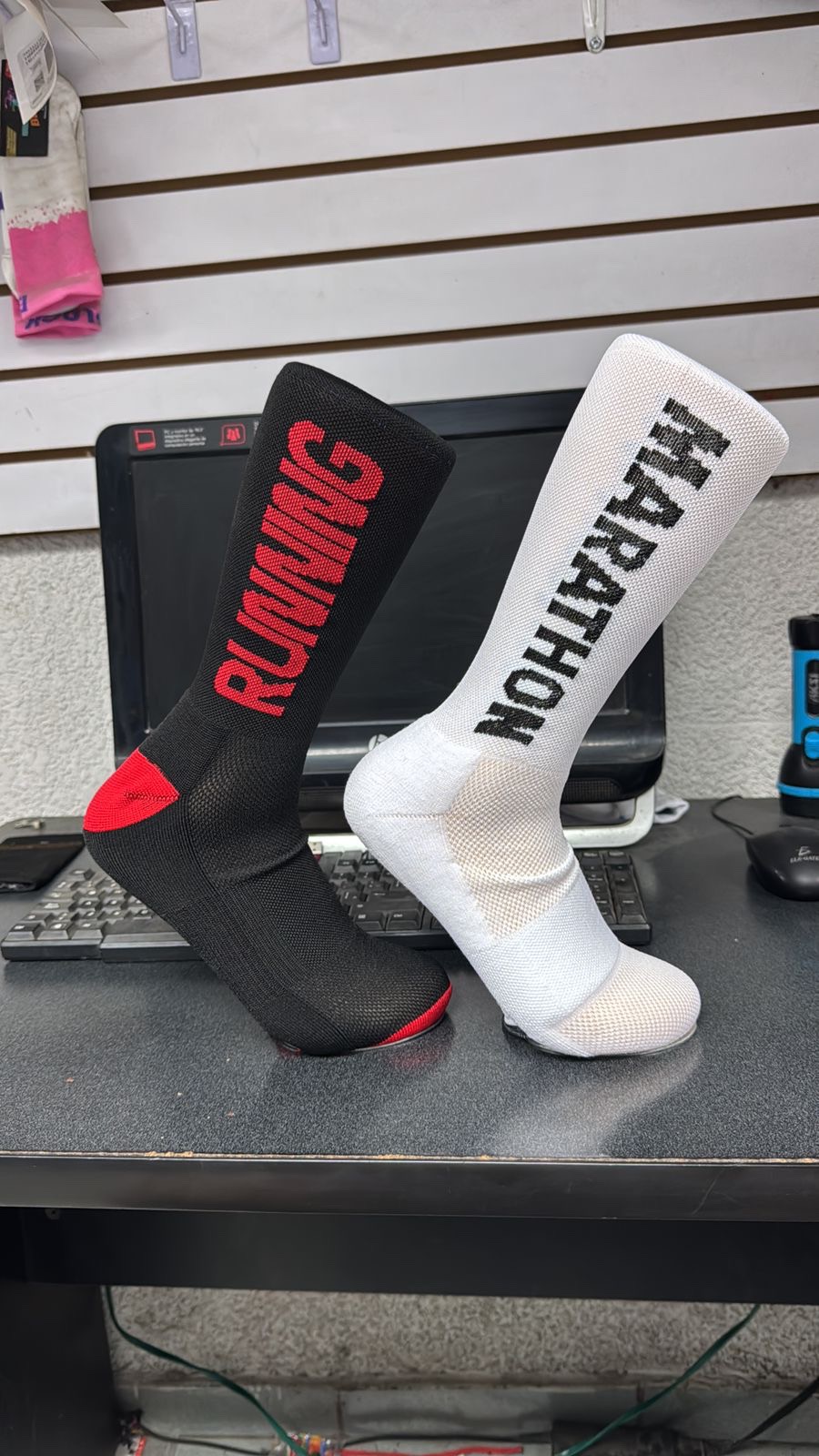 Calcetas deportivas negra y blanca
