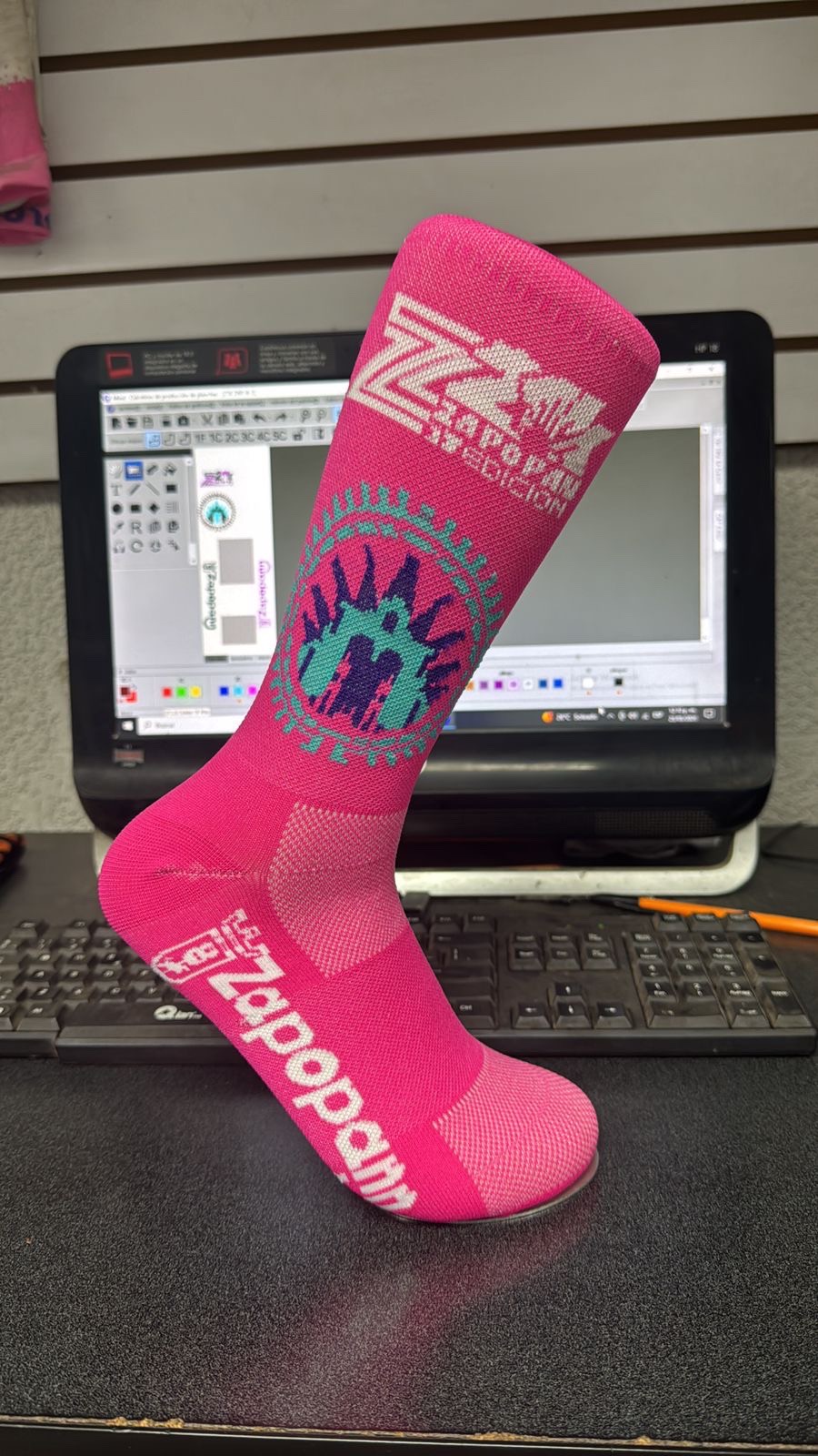 Calceta deportiva rosa con diseño para evento
