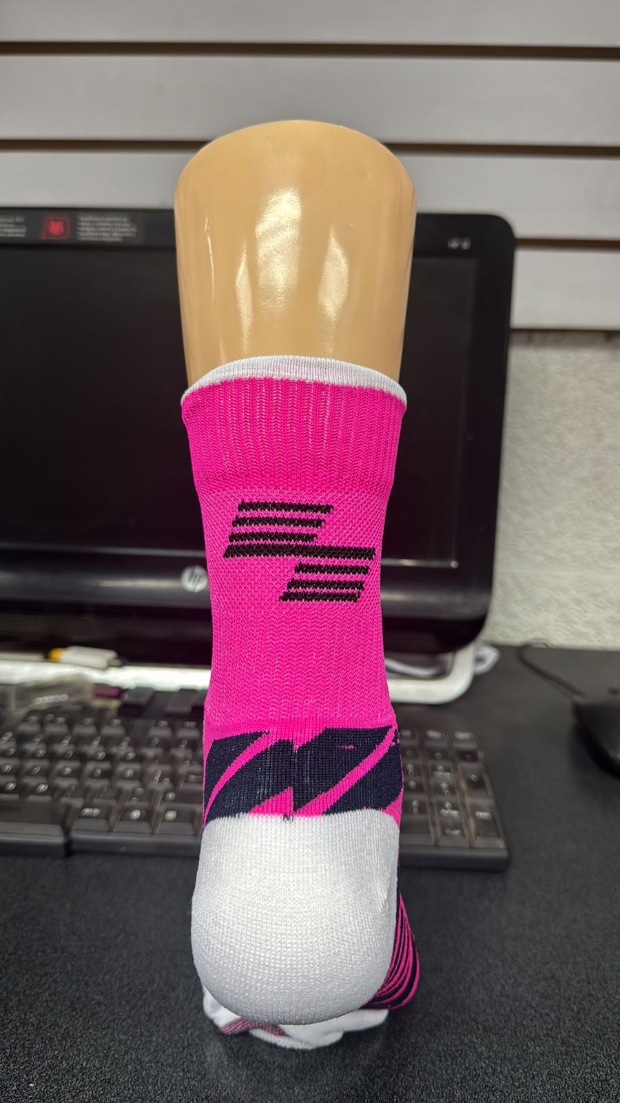 Calceta deportiva rosa vista posterior